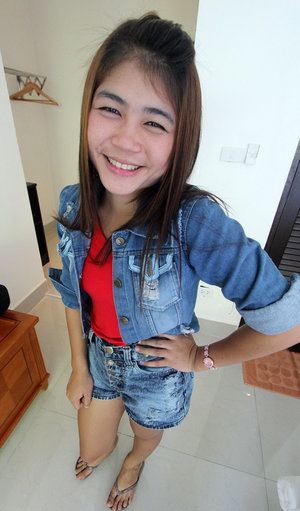 18 year old blond with big tits Aislin wets and fingers her pink slit in a tub